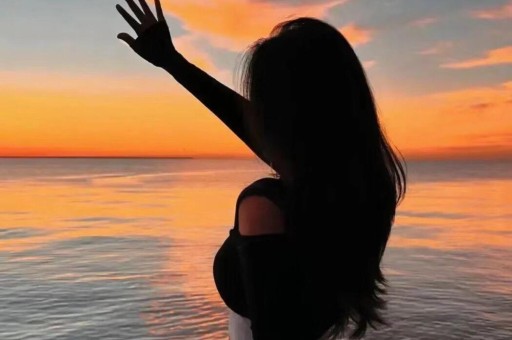 54岁杨钰莹穿牛仔外套+碎花裙好洋气差点认不出